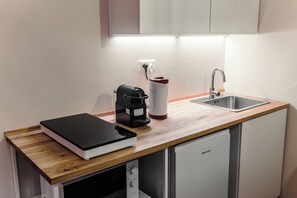 Réfrigérateur, micro-ondes, cafetière/bouilloire