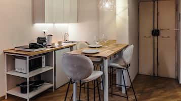 Wasserkocher mit Kaffee-/Teezubehör, Kühlschrank, Mikrowelle