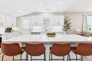 Fridge, microwave, oven, stovetop - Downtown retreat- Pilot Mt. Views- perfect for families (Pilot Mountain)