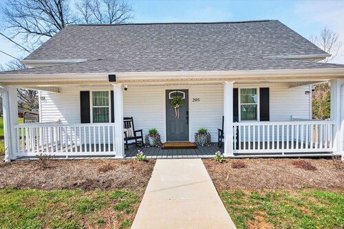 Downtown retreat- Pilot Mt. Views- perfect for families