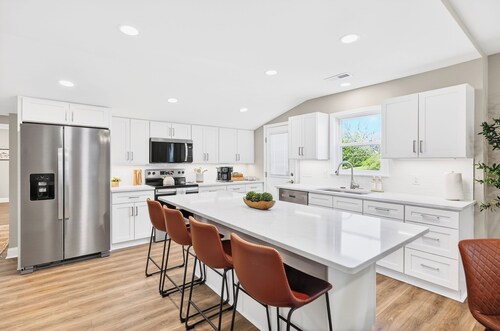 Downtown retreat- Pilot Mt. Views- perfect for families