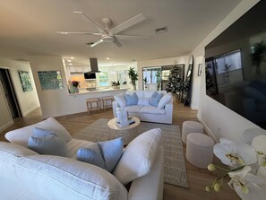Living area - Modern and Peaceful 3-bedroom Palm Retreat Quiet Yet Close to Everything (Bonita Springs)