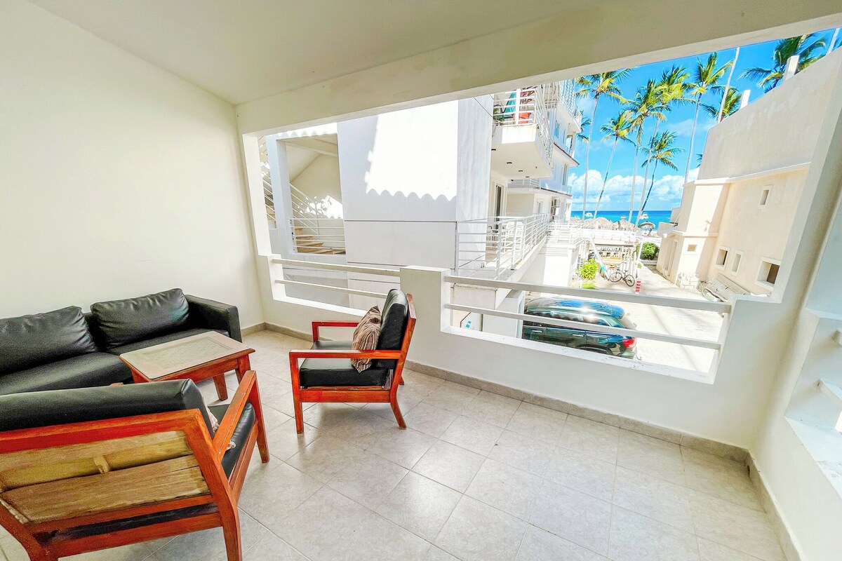 Un balcone con vista su un edificio e palme.