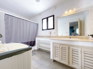 Comfort Villa, Balcony | Bathroom | Free toiletries, towels, soap, shampoo - CARIBBEAN MOJITO HOTEL Beach Club & SPA (Punta Cana)