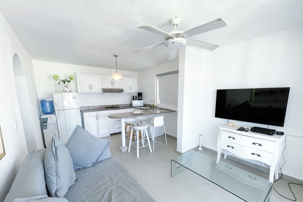 Căn hộ, 1 phòng ngủ, quang cảnh bãi biển | Khu phòng khách