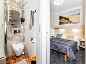 Appartement, balkon, uitzicht op de stad | Badkamer