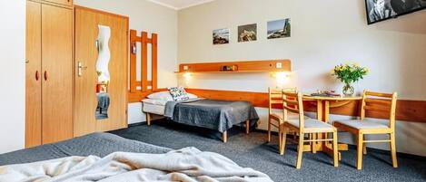 Chambre quadruple, balcon, vue sur la cour intérieure | AccÚs au Wi-Fi (inclus)