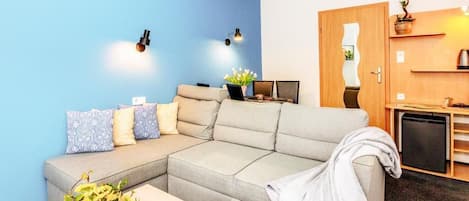 Apartment, Balcony, City View | Living area