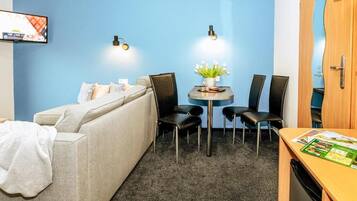 Apartment, Balcony, City View | Living area