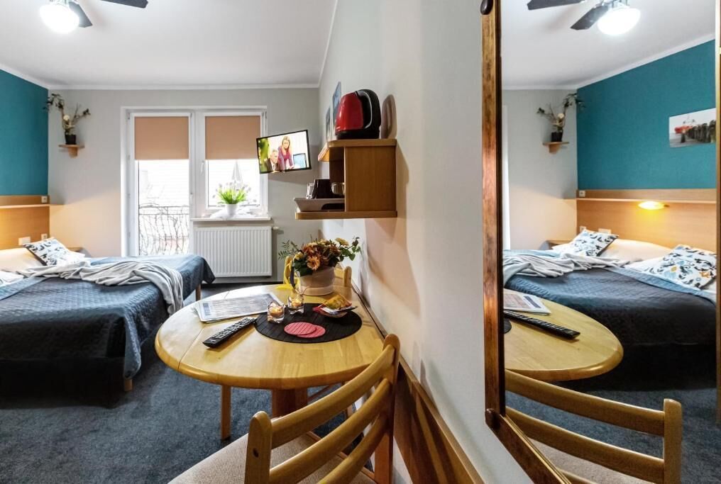 Dobbeltværelse med dobbeltseng eller 2 enkeltsenge - balkon - udsigt til have