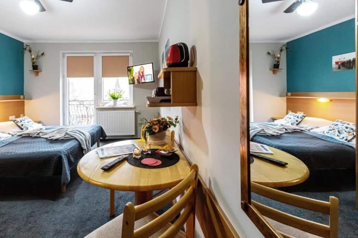 Dobbeltværelse med dobbeltseng eller 2 enkeltsenge - balkon - udsigt til have