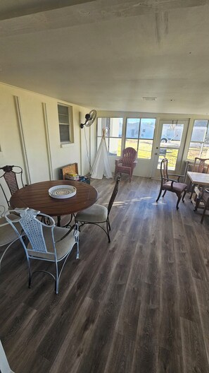 A dining area with a round table, chairs, and a fan. - Waterfront Getaway Near 3 Sister Springs (Crystal River)