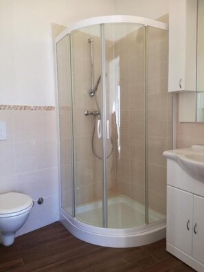 Familienzimmer, Balkon, Bergblick | Badezimmer | Dusche, Haartrockner, Handtücher, Seife
