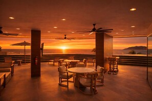 Outdoor dining - Spacious 5-bedroom Pent-house condo with AC in stunning Tamarindo (Tamarindo)