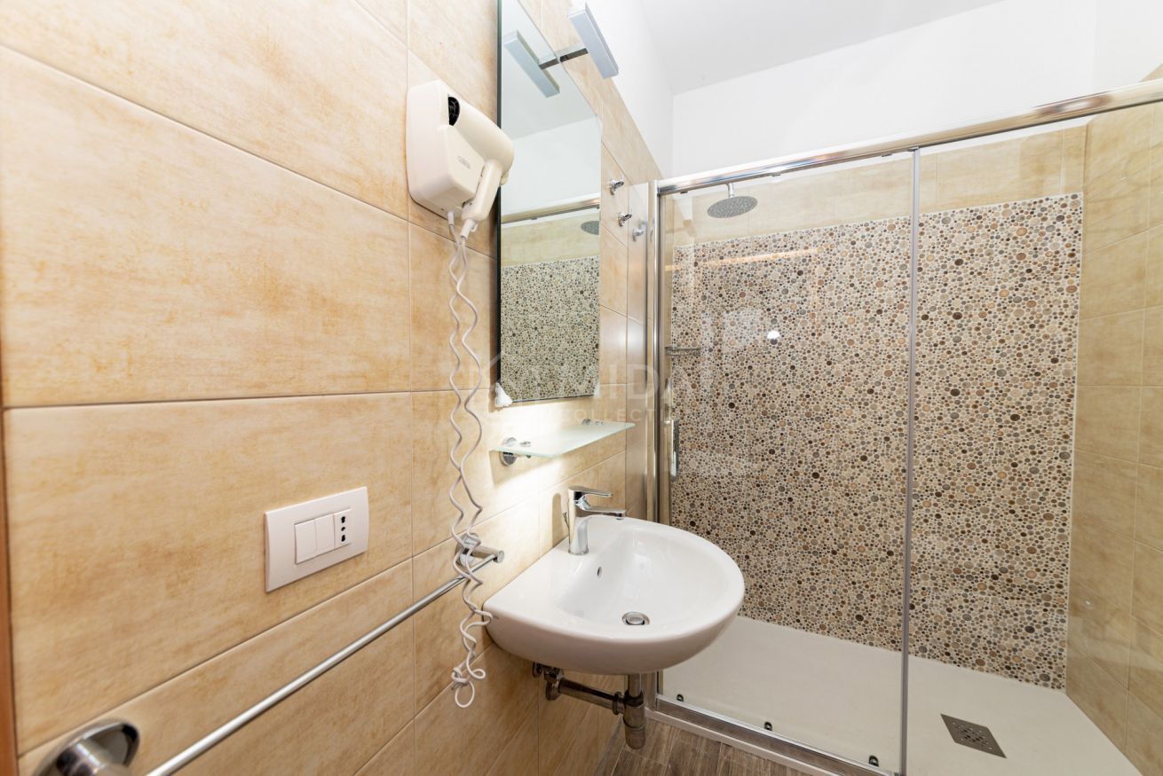 Douche, bidet, serviettes fournies