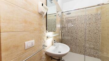 Douche, bidet, serviettes fournies