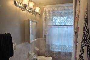 Bathroom - 3 Bedroom Apartment near World Cup Stadium  NYC (East Orange)