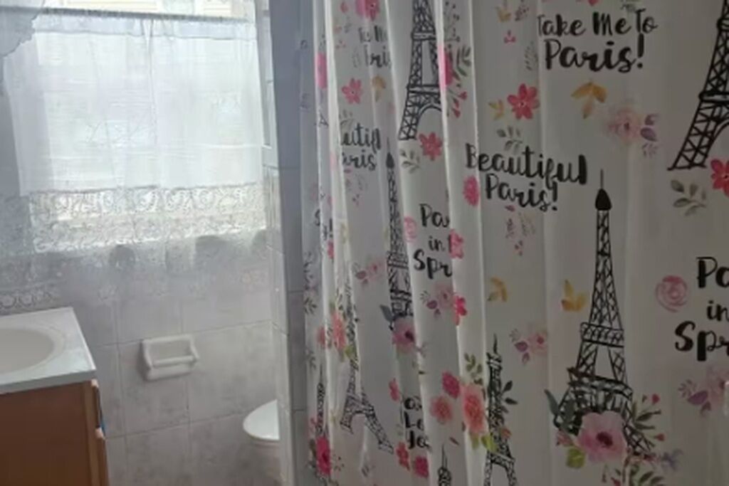 Sèche-cheveux, bidet, serviettes fournies, savon