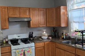 Private kitchen - 3 Bedroom Apartment near World Cup Stadium  NYC (East Orange)