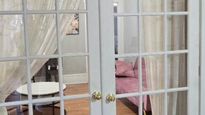 Ein Zimmer mit einem Bett, einem Tisch und einem Stuhl.