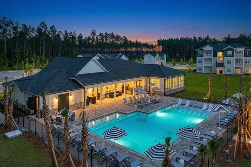 Wildlight Retreat Pool · Pickleball · Canopy Bed