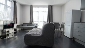 Living area - Spacious Flat Near to Barnet Hospital (Barnet)