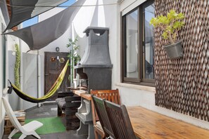 Outdoor dining - Holiday Home 'Casa da Avó' with Private Terrace and Wi-Fi (A dos Cunhados)