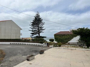 Property grounds - Holiday Home 'Casa da Avó' with Private Terrace and Wi-Fi (A dos Cunhados)