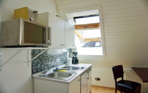 Private kitchen - Studio Apartment 'Luv Lee Duhnen 08' with Shared Garden and Wi-Fi (Cuxhaven)