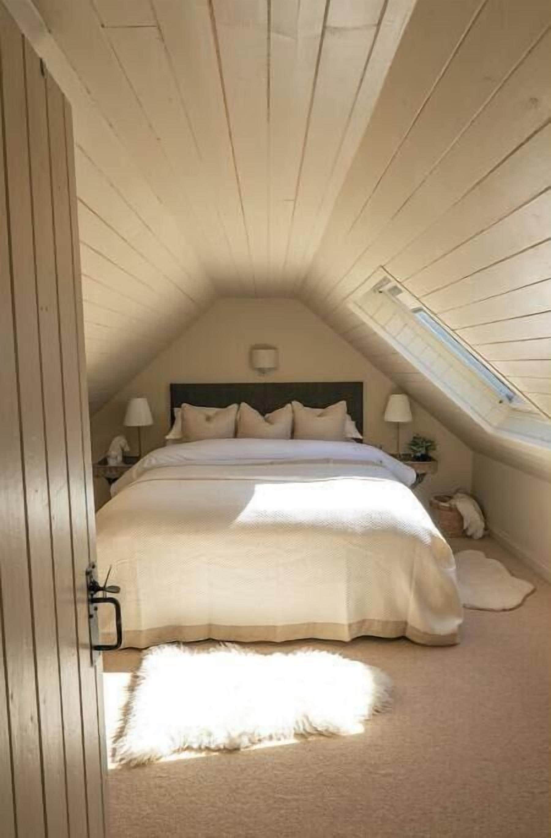 2 bedrooms, desk, iron/ironing board, travel crib