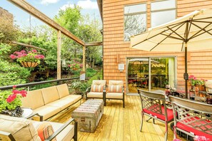 Outdoor dining - In-Town! Large Family - Group Retreat near Creeper (Abingdon)