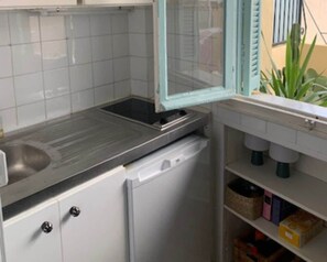 Refrigerador, parrilla de estufa y cafetera y tetera 