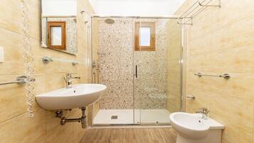 Dusche, Bidet, Handtücher
