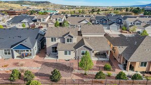 Un quartier résidentiel avec de nombreuses maisons, des allées et un ciel dégagé.