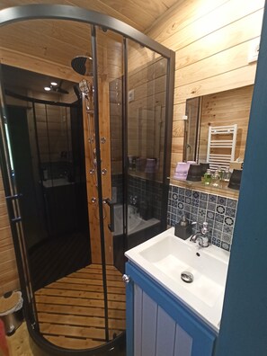 Hair dryer, towels, soap, toilet paper - LA ROULOTTE DE MARIE (Saint-Rémy-de-Maurienne)