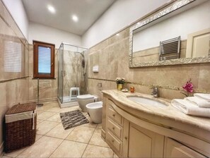 Shower, hair dryer, bidet, towels - Cozy facility, located in a quiet place a few minutes from the sea (Vico Equense)