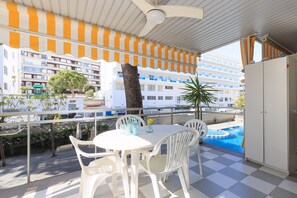 Outdoor dining - Apartment with pool near Cala Capellans (Salou)