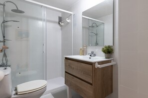 Shower, towels - Apartment with pool near Cala Capellans (Salou)