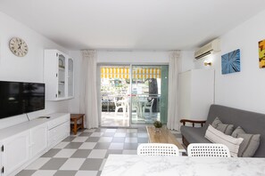 TV - Apartment with pool near Cala Capellans (Salou)