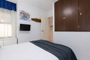 1 bedroom, iron/ironing board, bed sheets - Apartment with pool near Cala Capellans (Salou)