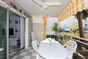 Outdoor dining - Apartment with pool near Cala Capellans (Salou)