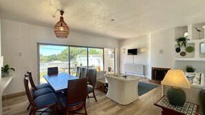 TV, fireplace - Happiness by Check-in Portugal (Albufeira)