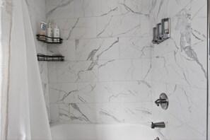Haartrockner, Handtücher, Seife, Shampoo