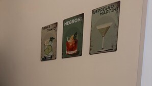 En köksbänk med en brödrost, en vattenkokare och en kaffebryggare.