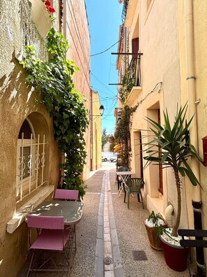 Outdoor dining - La Nothé, charming house by the harbor & lagoon (Bouzigues)