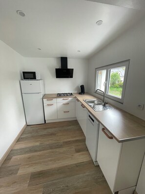 Fridge, microwave, stovetop, dishwasher - Cosy house 4 pers 2 bedrooms – garden – near Lorient & beaches – sea – quiet (Hennebont)