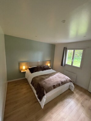 2 bedrooms, free WiFi, bed sheets - Cosy house 4 pers 2 bedrooms – garden – near Lorient & beaches – sea – quiet (Hennebont)