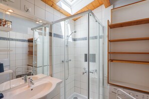 Shower, hair dryer, towels - Gite du Mouredon – Views of the Village and Chauvet Cave, Near Vallon Pont d’Arc (Vallon-Pont-d'Arc)