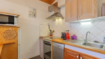 Refrigerador, microondas, horno y parrilla de estufa