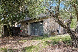 Outdoor dining - Gite du Mouredon – Views of the Village and Chauvet Cave, Near Vallon Pont d’Arc (Vallon-Pont-d'Arc)